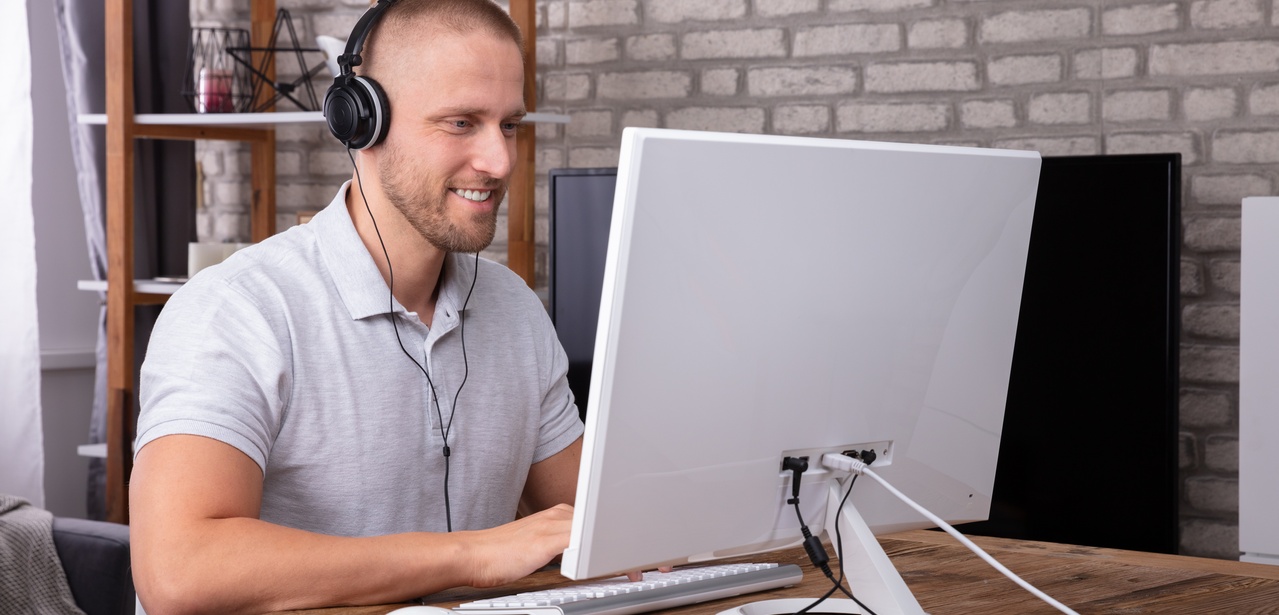 Ein Mann spielt Bubble Shooter am Desktop-Rechner. (Foto: AdobeStock_237773125 Andrey Popov)