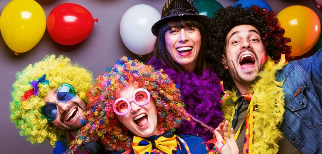 Bereit für den närrischen Spaß? 40 lustige Fragen für eine bunte Fastnacht! (Foto: AdobeStock -247411674 karepa)