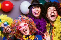 Bereit für den närrischen Spaß? 40 lustige Fragen für eine bunte Fastnacht! (Foto: AdobeStock -247411674 karepa)