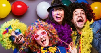 Bereit für den närrischen Spaß? 40 lustige Fragen für eine bunte Fastnacht! (Foto: AdobeStock -247411674 karepa)